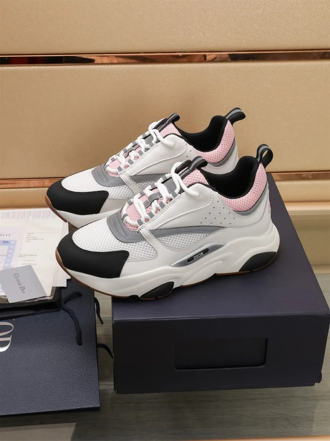Men's shoes 💰P460💰【Dior】Dior✨ is online at the same time👏 This casual sneaker is a new product in the series and continues Di*r's classic style. The upper is made of original mesh and cow leather, with a two-color textured outsole, and the brand's iconic details on the rear collar and heel to enhance the style. Fashionable and versatile. Wear it with jeans or slacks for a casual look. Size: 38-44 (45 customized)